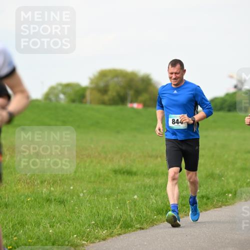 10.05.2026 - 8. Wedeler Halbmarathon Dr. Thomas Lammeyer http://msf.ph/oto/9697666 10.05.2026 11:30:07 Laufen 844, 1054 meine-sportfotos.de