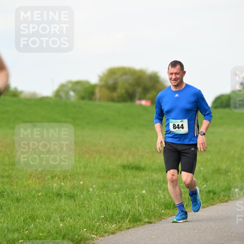 10.05.2026 - 8. Wedeler Halbmarathon Dr. Thomas Lammeyer http://msf.ph/oto/9697667 10.05.2026 11:30:07 Laufen 844, 1054 meine-sportfotos.de
