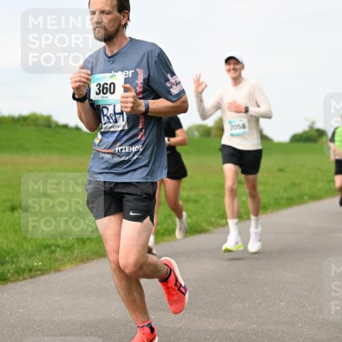 10.05.2026 - 8. Wedeler Halbmarathon Dr. Thomas Lammeyer http://msf.ph/oto/9697739 10.05.2026 11:30:21 Laufen 360, 2058 meine-sportfotos.de