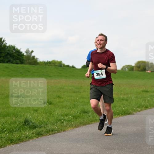 10.05.2026 - 8. Wedeler Halbmarathon Dr. Thomas Lammeyer http://msf.ph/oto/9697836 10.05.2026 11:30:43 Laufen 354 meine-sportfotos.de