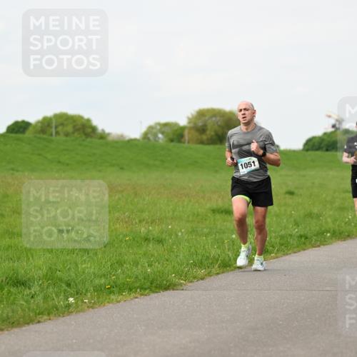 10.05.2026 - 8. Wedeler Halbmarathon Dr. Thomas Lammeyer http://msf.ph/oto/9697900 10.05.2026 11:30:56 Laufen 1051 meine-sportfotos.de