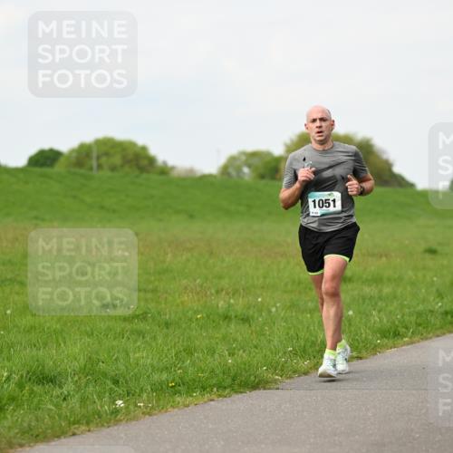 10.05.2026 - 8. Wedeler Halbmarathon Dr. Thomas Lammeyer http://msf.ph/oto/9697903 10.05.2026 11:30:56 Laufen 1051, 8106, 392 meine-sportfotos.de