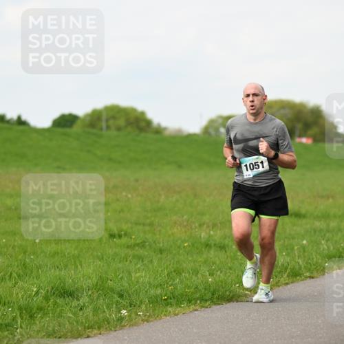 10.05.2026 - 8. Wedeler Halbmarathon Dr. Thomas Lammeyer http://msf.ph/oto/9697905 10.05.2026 11:30:56 Laufen 1051, 106 meine-sportfotos.de