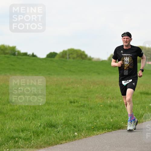 10.05.2026 - 8. Wedeler Halbmarathon Dr. Thomas Lammeyer http://msf.ph/oto/9697917 10.05.2026 11:30:59 Laufen 392 meine-sportfotos.de