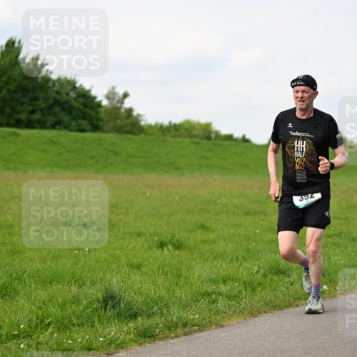 10.05.2026 - 8. Wedeler Halbmarathon Dr. Thomas Lammeyer http://msf.ph/oto/9697924 10.05.2026 11:31:00 Laufen 392 meine-sportfotos.de