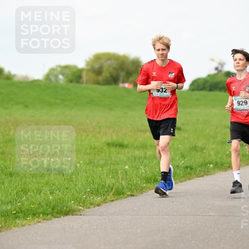 10.05.2026 - 8. Wedeler Halbmarathon Dr. Thomas Lammeyer http://msf.ph/oto/9697964 10.05.2026 11:31:15 Laufen 932, 130, 929 meine-sportfotos.de