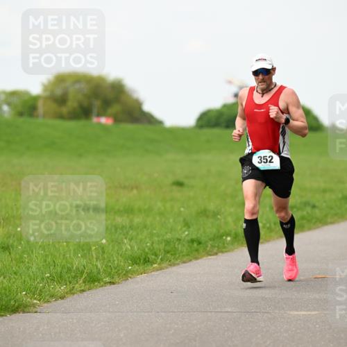 10.05.2026 - 8. Wedeler Halbmarathon Dr. Thomas Lammeyer http://msf.ph/oto/9698013 10.05.2026 11:31:25 Laufen 352 meine-sportfotos.de