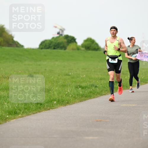 10.05.2026 - 8. Wedeler Halbmarathon Dr. Thomas Lammeyer http://msf.ph/oto/9698031 10.05.2026 11:31:28 Laufen 580, 581 meine-sportfotos.de