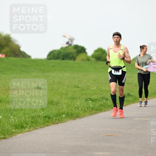 10.05.2026 - 8. Wedeler Halbmarathon Dr. Thomas Lammeyer http://msf.ph/oto/9698035 10.05.2026 11:31:29 Laufen 580, 581 meine-sportfotos.de