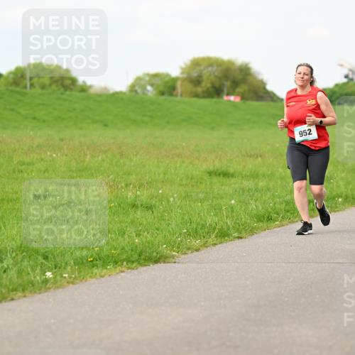 10.05.2026 - 8. Wedeler Halbmarathon Dr. Thomas Lammeyer http://msf.ph/oto/9698174 10.05.2026 11:31:59 Laufen 952 meine-sportfotos.de