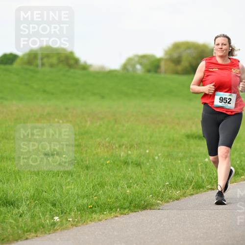 10.05.2026 - 8. Wedeler Halbmarathon Dr. Thomas Lammeyer http://msf.ph/oto/9698181 10.05.2026 11:32:00 Laufen 952 meine-sportfotos.de