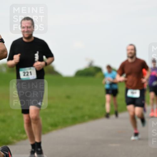 10.05.2026 - 8. Wedeler Halbmarathon Dr. Thomas Lammeyer http://msf.ph/oto/9698272 10.05.2026 11:32:21 Laufen 956, 221 meine-sportfotos.de