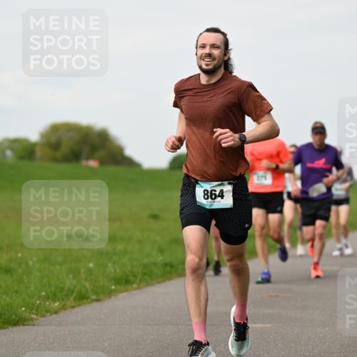 10.05.2026 - 8. Wedeler Halbmarathon Dr. Thomas Lammeyer http://msf.ph/oto/9698280 10.05.2026 11:32:22 Laufen 864 meine-sportfotos.de