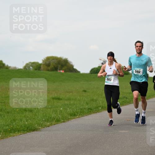 10.05.2026 - 8. Wedeler Halbmarathon Dr. Thomas Lammeyer http://msf.ph/oto/9698326 10.05.2026 11:32:30 Laufen 593, 592, 2011 meine-sportfotos.de