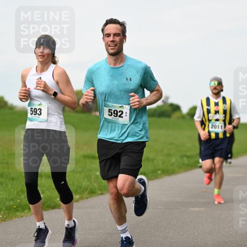 10.05.2026 - 8. Wedeler Halbmarathon Dr. Thomas Lammeyer http://msf.ph/oto/9698338 10.05.2026 11:32:32 Laufen 593, 592, 2011 meine-sportfotos.de