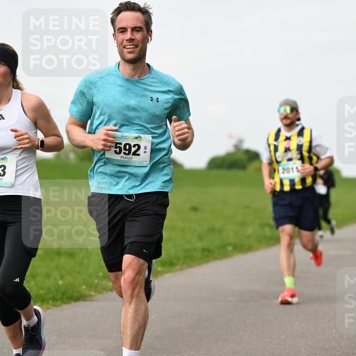 10.05.2026 - 8. Wedeler Halbmarathon Dr. Thomas Lammeyer http://msf.ph/oto/9698340 10.05.2026 11:32:32 Laufen 593, 592, 2011 meine-sportfotos.de