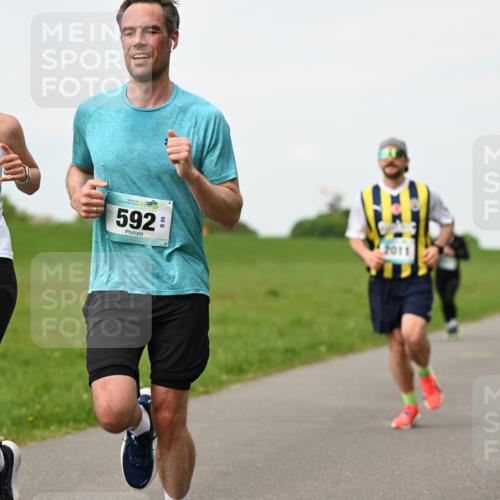 10.05.2026 - 8. Wedeler Halbmarathon Dr. Thomas Lammeyer http://msf.ph/oto/9698341 10.05.2026 11:32:32 Laufen 593, 592, 2011 meine-sportfotos.de