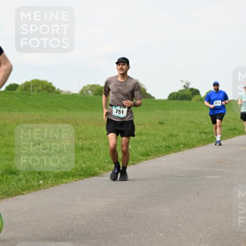 10.05.2026 - 8. Wedeler Halbmarathon Dr. Thomas Lammeyer http://msf.ph/oto/9698675 10.05.2026 11:33:53 Laufen 751, 2213, 2214 meine-sportfotos.de
