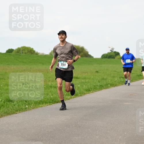 10.05.2026 - 8. Wedeler Halbmarathon Dr. Thomas Lammeyer http://msf.ph/oto/9698677 10.05.2026 11:33:53 Laufen 751, 2213, 2214 meine-sportfotos.de