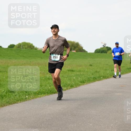 10.05.2026 - 8. Wedeler Halbmarathon Dr. Thomas Lammeyer http://msf.ph/oto/9698679 10.05.2026 11:33:53 Laufen 751, 2214 meine-sportfotos.de