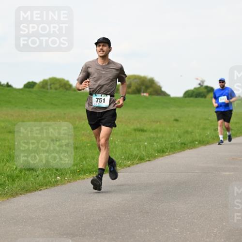 10.05.2026 - 8. Wedeler Halbmarathon Dr. Thomas Lammeyer http://msf.ph/oto/9698680 10.05.2026 11:33:53 Laufen 751 meine-sportfotos.de