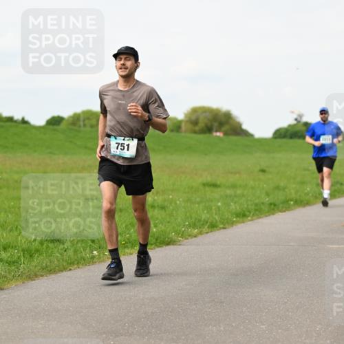 10.05.2026 - 8. Wedeler Halbmarathon Dr. Thomas Lammeyer http://msf.ph/oto/9698681 10.05.2026 11:33:53 Laufen 751, 2214 meine-sportfotos.de