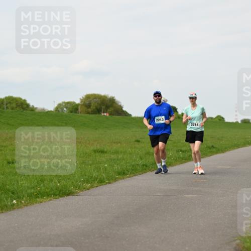 10.05.2026 - 8. Wedeler Halbmarathon Dr. Thomas Lammeyer http://msf.ph/oto/9698685 10.05.2026 11:33:55 Laufen 2213, 2214 meine-sportfotos.de
