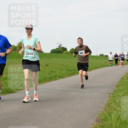 10.05.2026 - 8. Wedeler Halbmarathon Dr. Thomas Lammeyer http://msf.ph/oto/9698697 10.05.2026 11:33:58 Laufen 2213, 2214, 868 meine-sportfotos.de