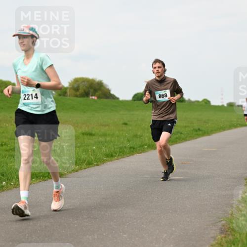 10.05.2026 - 8. Wedeler Halbmarathon Dr. Thomas Lammeyer http://msf.ph/oto/9698703 10.05.2026 11:33:59 Laufen 2212, 2214, 868 meine-sportfotos.de