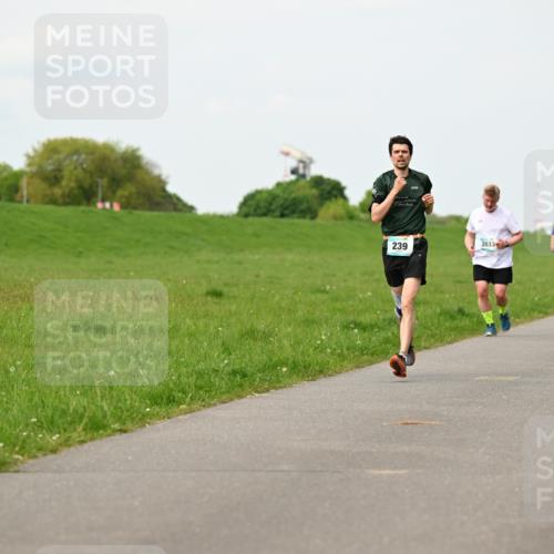 10.05.2026 - 8. Wedeler Halbmarathon Dr. Thomas Lammeyer http://msf.ph/oto/9698712 10.05.2026 11:34:07 Laufen 2033, 239, 2032, 460 meine-sportfotos.de
