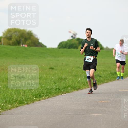 10.05.2026 - 8. Wedeler Halbmarathon Dr. Thomas Lammeyer http://msf.ph/oto/9698717 10.05.2026 11:34:07 Laufen 239, 2033, 2032 meine-sportfotos.de