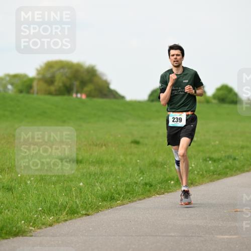 10.05.2026 - 8. Wedeler Halbmarathon Dr. Thomas Lammeyer http://msf.ph/oto/9698721 10.05.2026 11:34:08 Laufen 239, 2013, 2032 meine-sportfotos.de