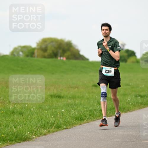 10.05.2026 - 8. Wedeler Halbmarathon Dr. Thomas Lammeyer http://msf.ph/oto/9698725 10.05.2026 11:34:08 Laufen 239, 2013 meine-sportfotos.de