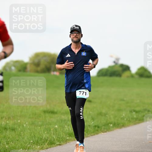 10.05.2026 - 8. Wedeler Halbmarathon Dr. Thomas Lammeyer http://msf.ph/oto/9698782 10.05.2026 11:34:25 Laufen 906, 771 meine-sportfotos.de