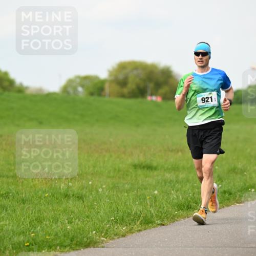 10.05.2026 - 8. Wedeler Halbmarathon Dr. Thomas Lammeyer http://msf.ph/oto/9698806 10.05.2026 11:34:35 Laufen 921, 158 meine-sportfotos.de