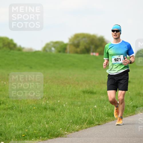10.05.2026 - 8. Wedeler Halbmarathon Dr. Thomas Lammeyer http://msf.ph/oto/9698807 10.05.2026 11:34:35 Laufen 921, 158 meine-sportfotos.de