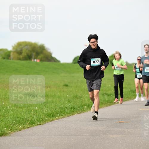10.05.2026 - 8. Wedeler Halbmarathon Dr. Thomas Lammeyer http://msf.ph/oto/9698868 10.05.2026 11:35:03 Laufen 877, 888 meine-sportfotos.de