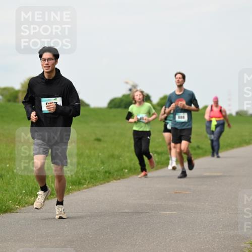 10.05.2026 - 8. Wedeler Halbmarathon Dr. Thomas Lammeyer http://msf.ph/oto/9698878 10.05.2026 11:35:05 Laufen  meine-sportfotos.de