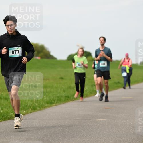 10.05.2026 - 8. Wedeler Halbmarathon Dr. Thomas Lammeyer http://msf.ph/oto/9698880 10.05.2026 11:35:05 Laufen 877 meine-sportfotos.de