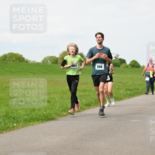 10.05.2026 - 8. Wedeler Halbmarathon Dr. Thomas Lammeyer http://msf.ph/oto/9698891 10.05.2026 11:35:07 Laufen 891, 888 meine-sportfotos.de