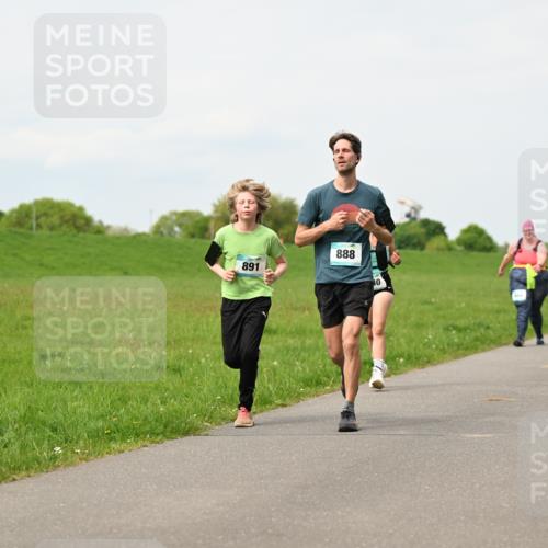 10.05.2026 - 8. Wedeler Halbmarathon Dr. Thomas Lammeyer http://msf.ph/oto/9698892 10.05.2026 11:35:07 Laufen 891, 888 meine-sportfotos.de