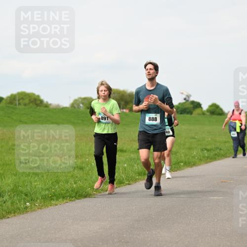 10.05.2026 - 8. Wedeler Halbmarathon Dr. Thomas Lammeyer http://msf.ph/oto/9698893 10.05.2026 11:35:07 Laufen 891, 888 meine-sportfotos.de