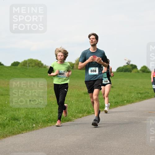 10.05.2026 - 8. Wedeler Halbmarathon Dr. Thomas Lammeyer http://msf.ph/oto/9698897 10.05.2026 11:35:08 Laufen 891, 888, 740 meine-sportfotos.de