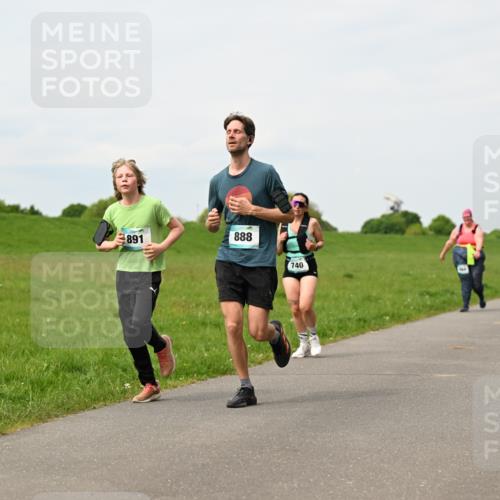 10.05.2026 - 8. Wedeler Halbmarathon Dr. Thomas Lammeyer http://msf.ph/oto/9698899 10.05.2026 11:35:08 Laufen 891, 888, 740 meine-sportfotos.de