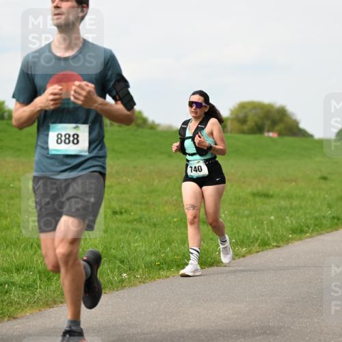 10.05.2026 - 8. Wedeler Halbmarathon Dr. Thomas Lammeyer http://msf.ph/oto/9698903 10.05.2026 11:35:09 Laufen 891, 888, 740 meine-sportfotos.de