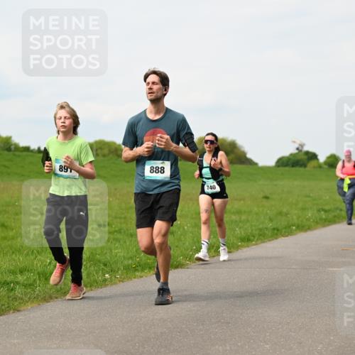 10.05.2026 - 8. Wedeler Halbmarathon Dr. Thomas Lammeyer http://msf.ph/oto/9698904 10.05.2026 11:35:09 Laufen 54573, 888, 740 meine-sportfotos.de