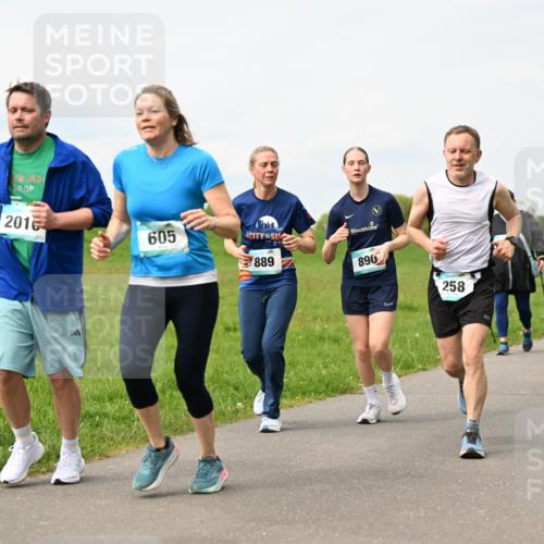 10.05.2026 - 8. Wedeler Halbmarathon Dr. Thomas Lammeyer http://msf.ph/oto/9698991 10.05.2026 11:35:39 Laufen 2016, 605, 889, 890, 258 meine-sportfotos.de