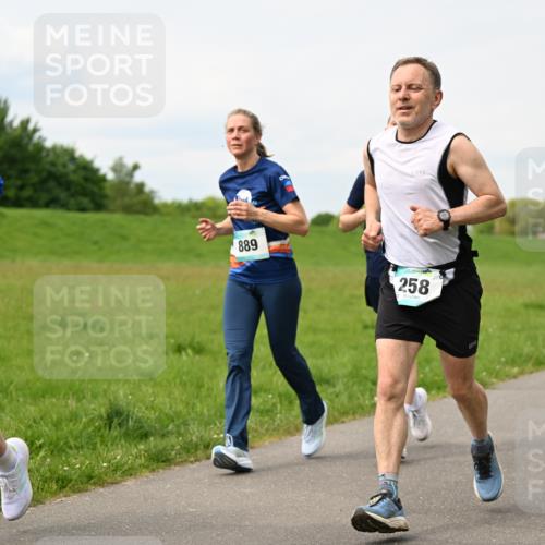 10.05.2026 - 8. Wedeler Halbmarathon Dr. Thomas Lammeyer http://msf.ph/oto/9698997 10.05.2026 11:35:40 Laufen 889, 258 meine-sportfotos.de