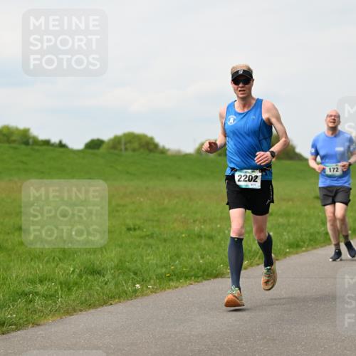 10.05.2026 - 8. Wedeler Halbmarathon Dr. Thomas Lammeyer http://msf.ph/oto/9699037 10.05.2026 11:35:48 Laufen 1002, 172, 2202 meine-sportfotos.de
