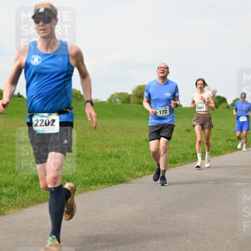 10.05.2026 - 8. Wedeler Halbmarathon Dr. Thomas Lammeyer http://msf.ph/oto/9699041 10.05.2026 11:35:49 Laufen 2202, 172, 1007, 2180 meine-sportfotos.de
